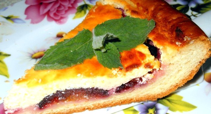 сливовый пирог с творожной начинкой