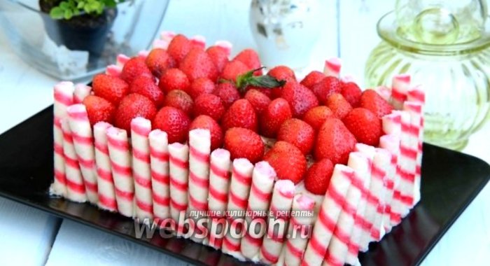 Клубничный торт с банановой прослойкой и вафельными трубочками