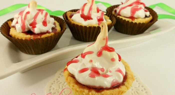 Песочные корзиночки с вишневым джемом и белковым кремом