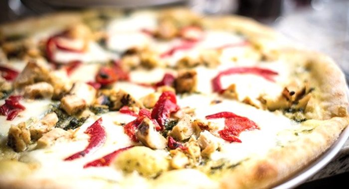 Пицца с курицей и моцареллой