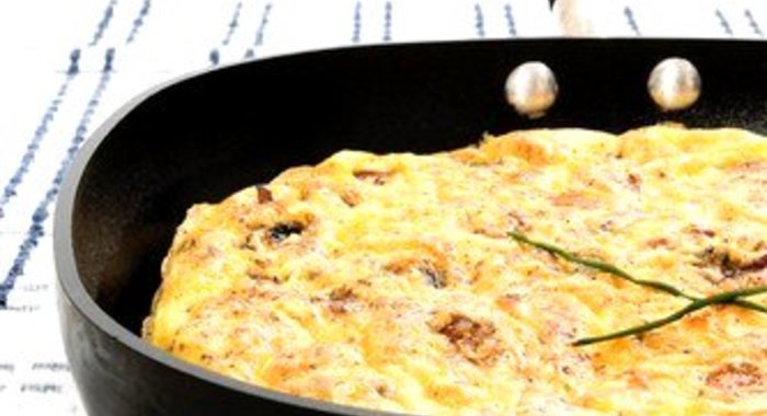 Омлет с куриной печенью и помидорами