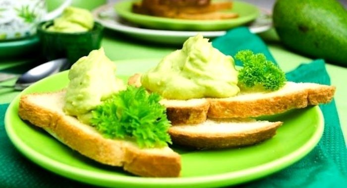 Гренки с чесноком и авокадо