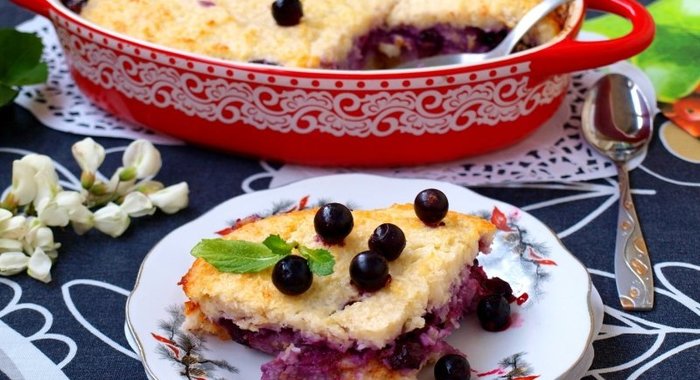 Творожно-кокосовая запеканка со смородиной