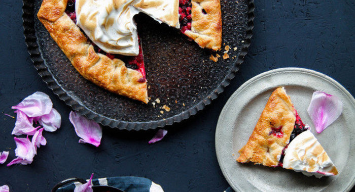 Тарт с ягодами и меренгой