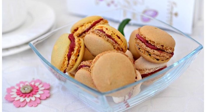 Рисовые макаруны с клубничным кремом