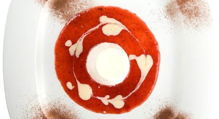 Панна-котта с пахтой, клубникой и черным перцем