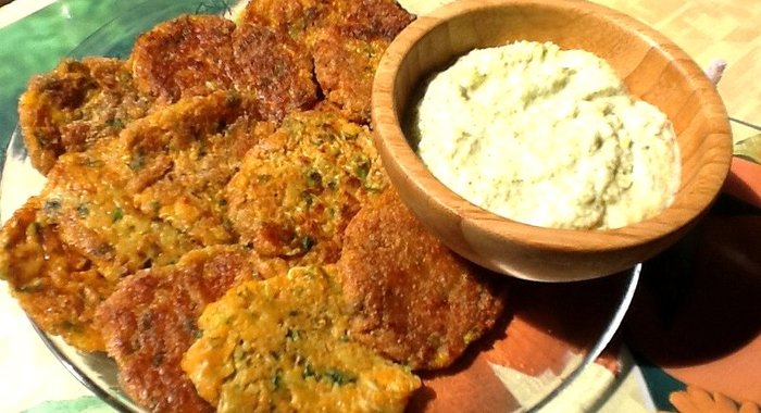 Овощные оладьи со сливочным соусом из брокколи