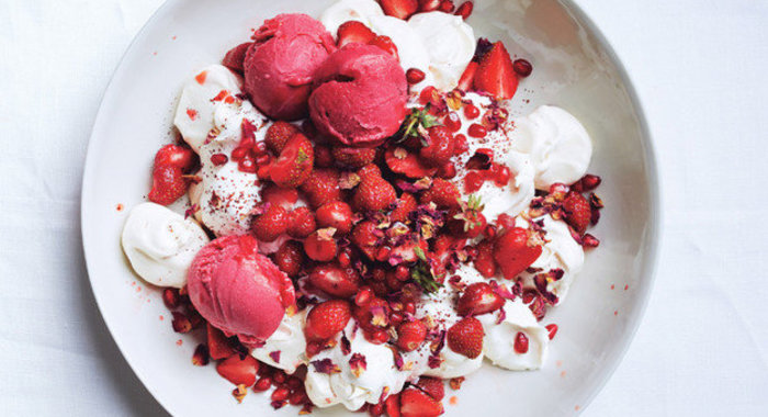 Десерт с клубникой, гранатом и безе