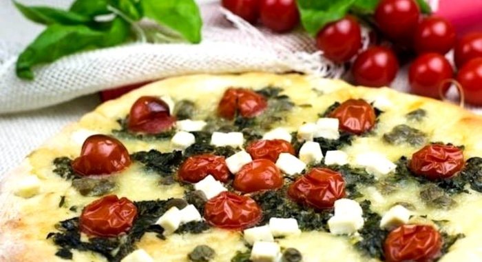 Пицца со шпинатом и помидорами черри