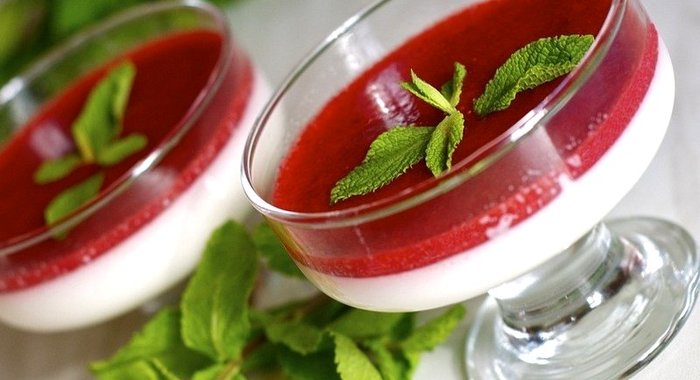 Панна-котта с клубничным соусом (быстрый способ)