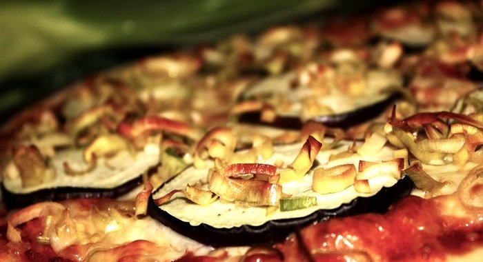 Пицца с баклажанами и фаршем