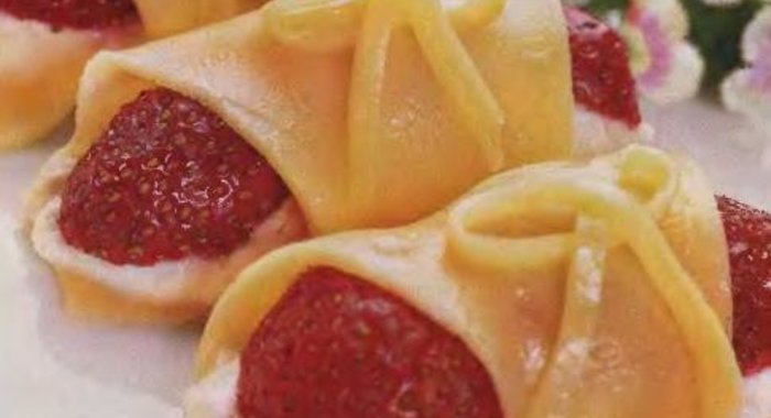 Рулетики из сыра и клубники