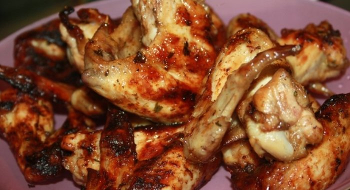 Куриные крылья Треугольником на решетке на мангале в пикантном маринаде
