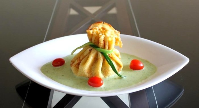 Блинные мешочки с соусом из спаржи