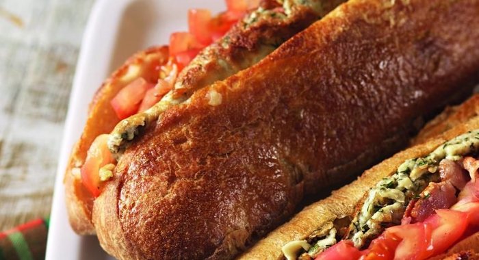 Сытный сэндвич с беконом и омлетом