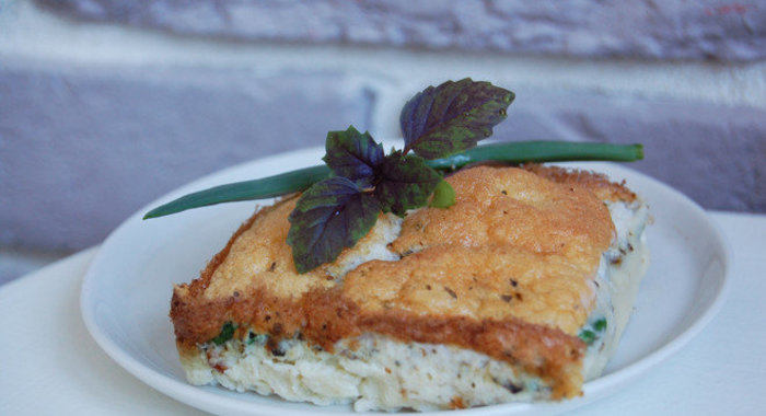 Пышный омлет с базиликом