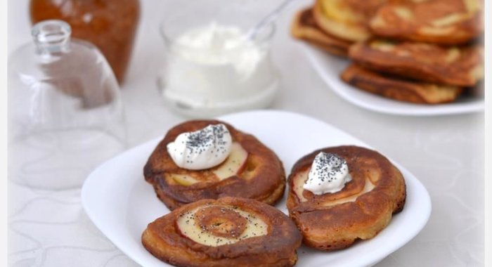 Медовые оладьи с яблоком