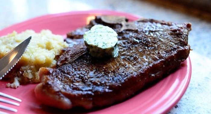 Стейк на кости с зеленым маслом