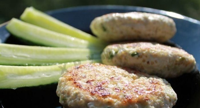 Куриные котлеты с киноа и яблоком