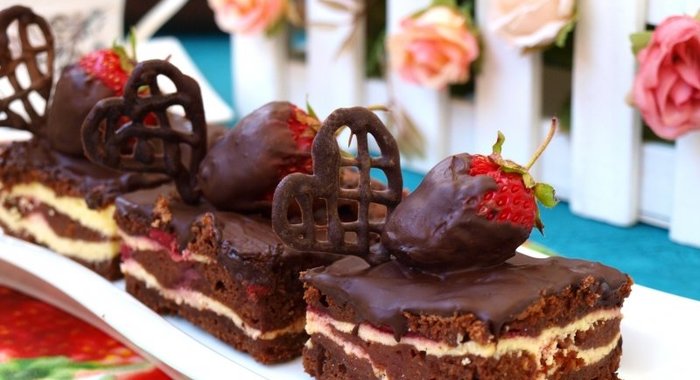 Брауни с творогом и клубникой