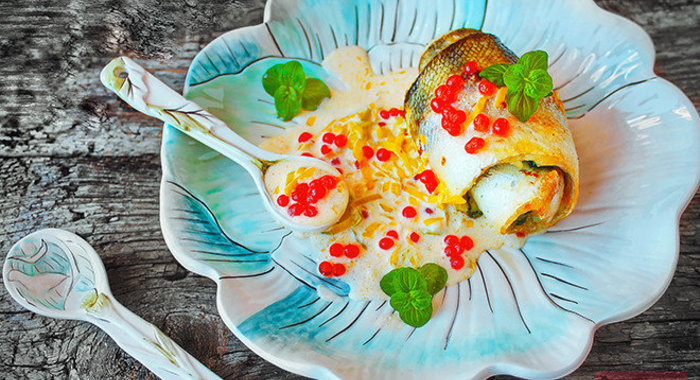 Рулет из судака со шпинатом и красной икрой