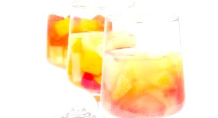 Персиковый кулер с белым вином