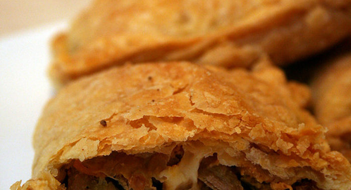 Слоеные пирожки с курицей и сыром