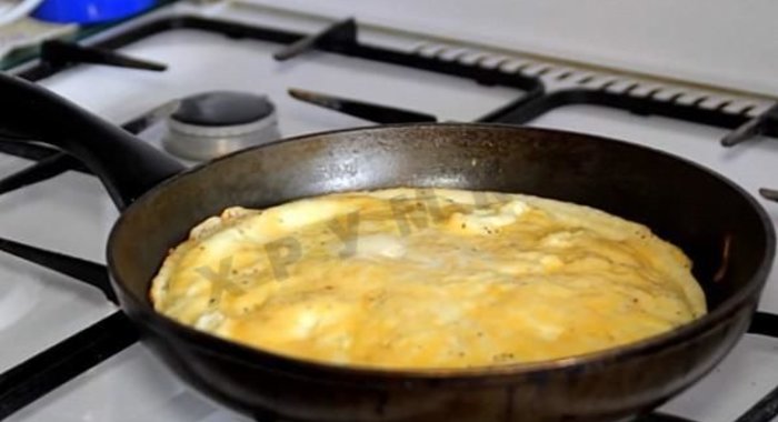 Омлет с молоком на сковороде