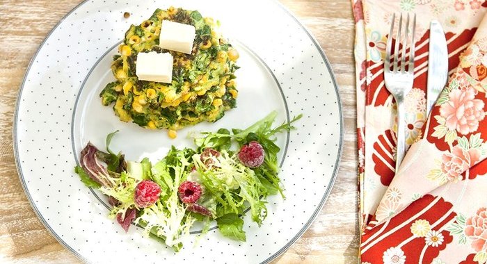 Кукурузные оладьи с овощами и сливочным сыром