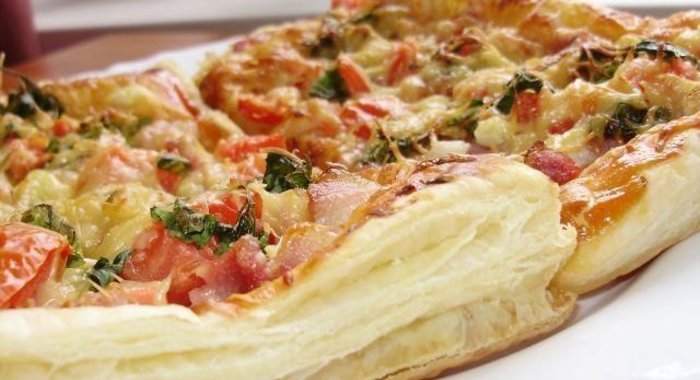 Пицца из слоеного теста