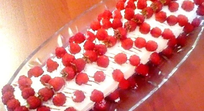 Рулет бисквитный с малиной