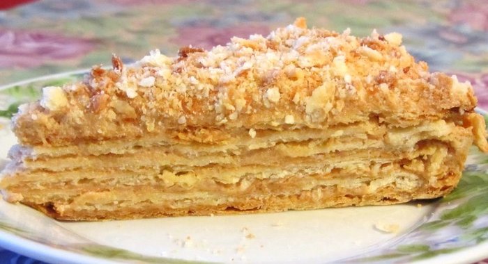 Наполеон из слоеного теста со сгущенкой