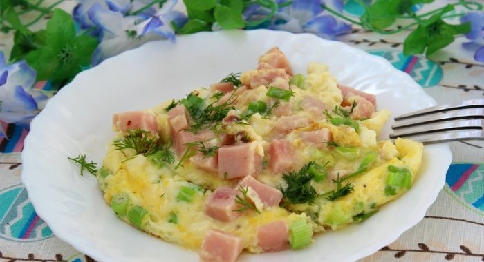 Омлет с ветчиной и зеленым луком
