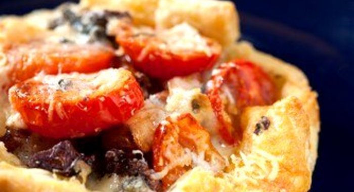 Пицца с луком и сыром