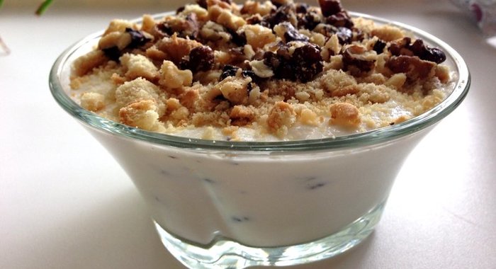 Творожно-сметанный десерт с печеньем и орехами