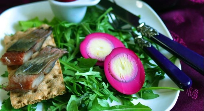 Яйцо в пряном свекольном маринаде