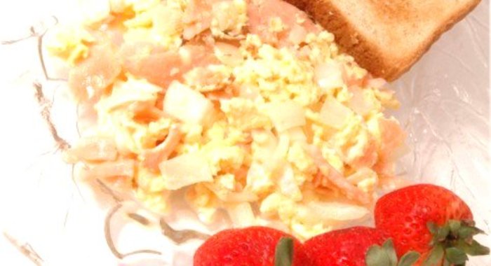 Омлет с копченым лососем, мацой и укропом