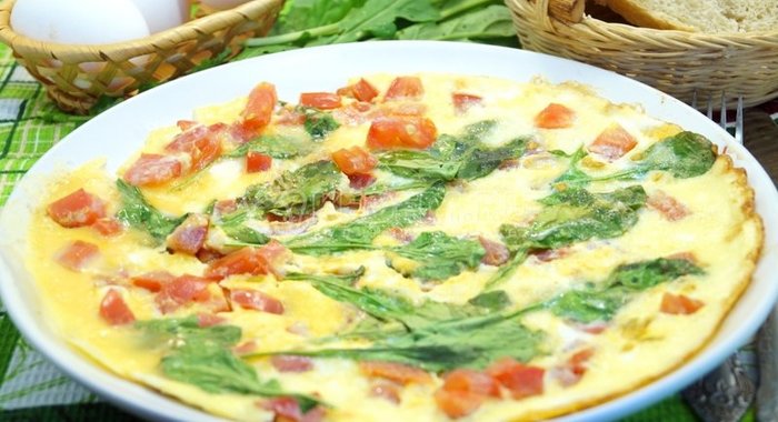 Омлет с помидорами и рукколой «Алонзо»
