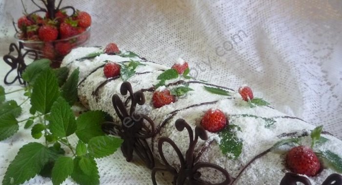 Рулет сливочный с клубникой