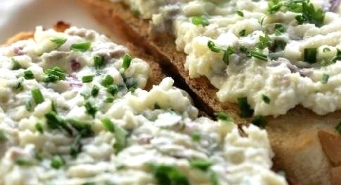 Бутерброд с сельдью и сливочным сыром