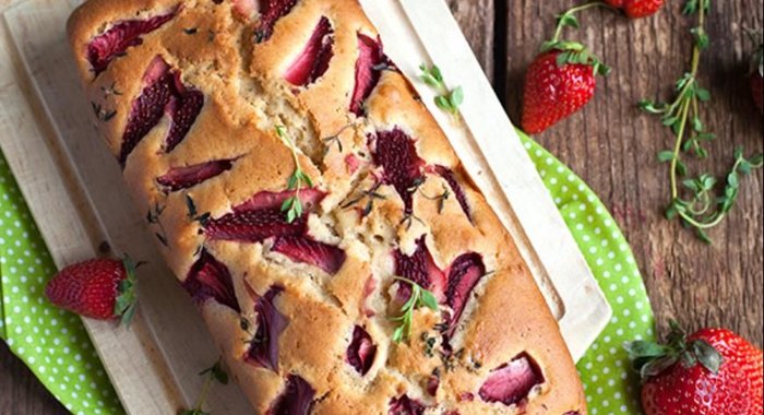 Кекс с клубникой и тимьяном