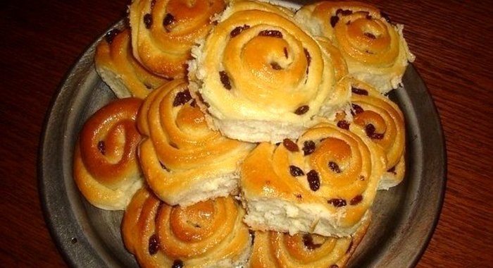 Булочки «Розы» с сахаром и изюмом