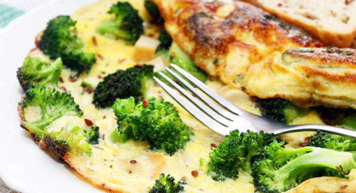 Омлет с брокколи и кешью