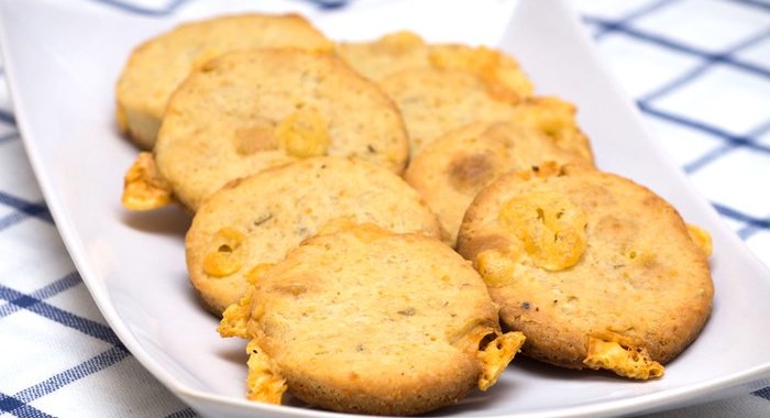 Сырное печенье с розмарином и черным перцем