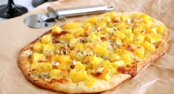 Пицца с тыквой, моцареллой и горгонзолой