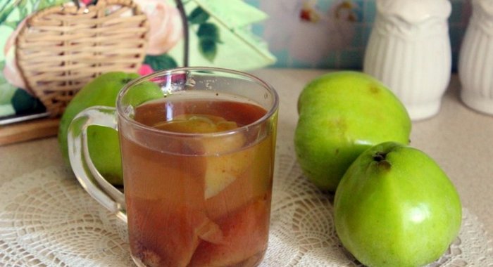 Компот из яблок и лесной клубники