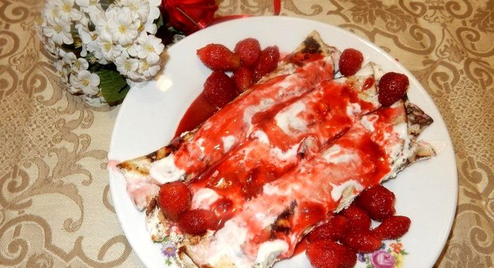 Блины с ягодами в сметанном креме