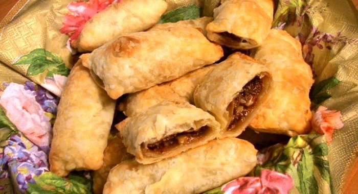 Слоеные пирожки с орехами и вареной сгущенкой