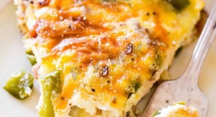 Запеченный омлет с сосисками и овощами