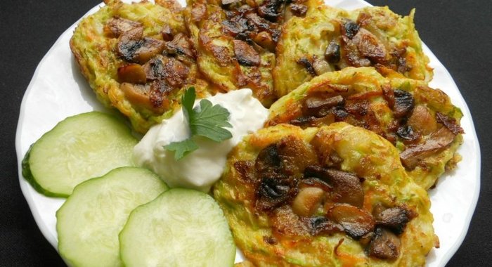 Морковно-кабачковые оладьи с припеком из грибов